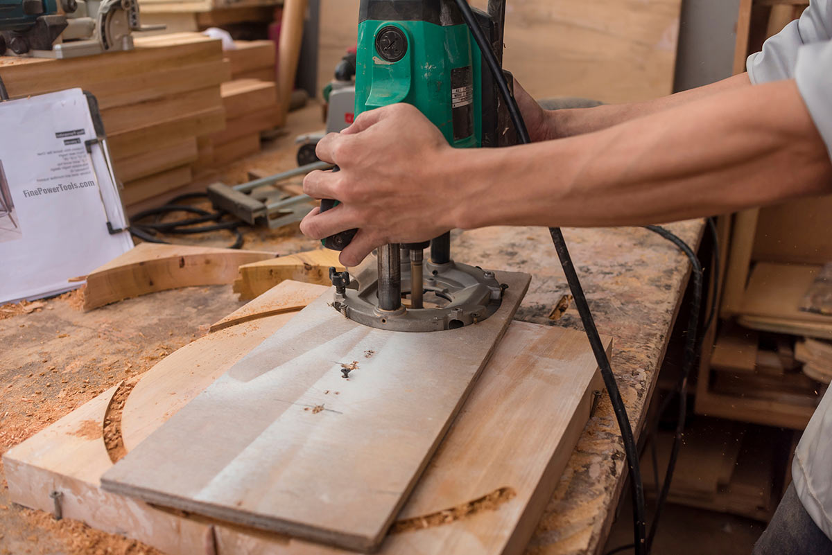 Using wood router to cut circle