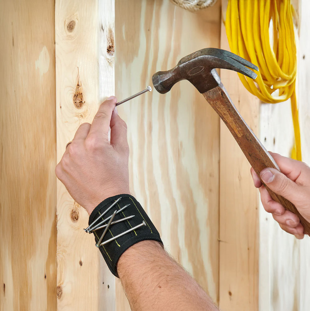 Holding nails on a magnetic wristband
